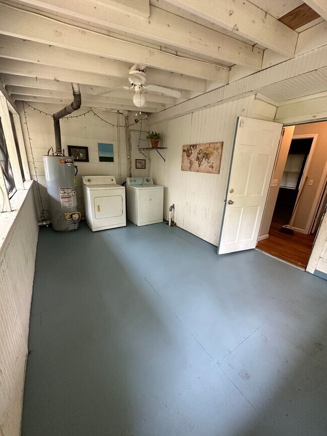 Building Photo - 4 Bed 2 Bath House with Bonus Room and Fen...
