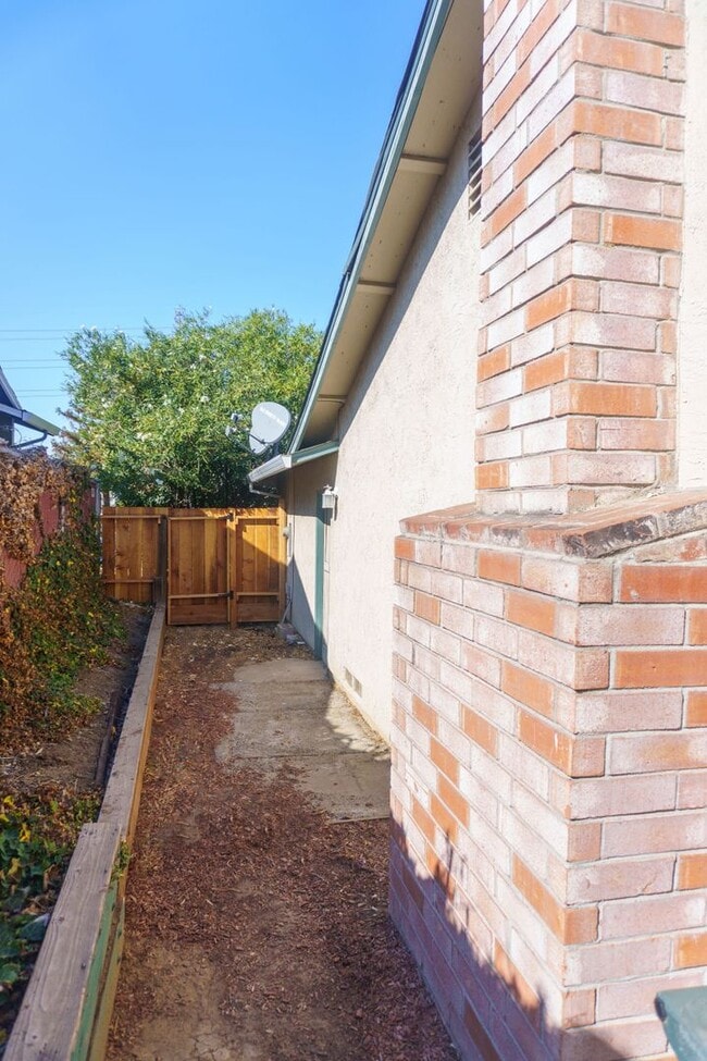 Building Photo - Spacious Three Bedroom, Two Bathroom House featuring Two Car Garage With Huge Yard