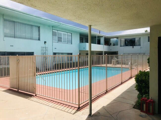 Building Photo - 1700 Rexford Dr