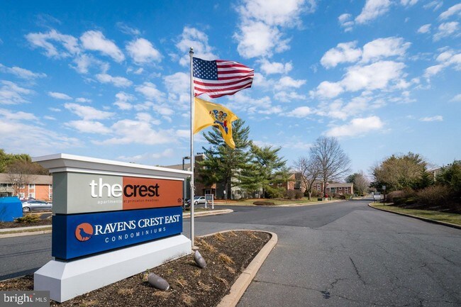 Building Photo - 2101 Ravens Crest Dr