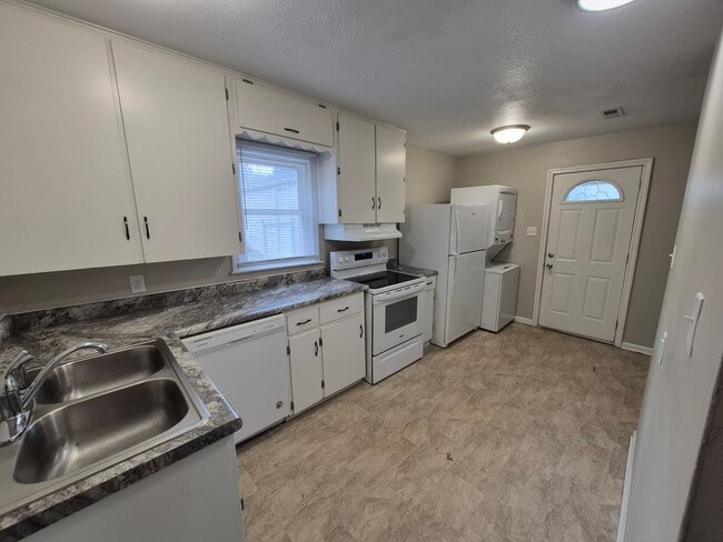 Primary Photo - 2 bedroom home with 1+ car garage, pet friendly!