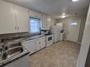 Building Photo - 2 bedroom home with 1+ car garage, pet friendly!