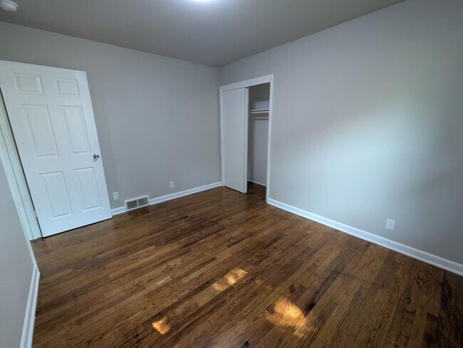 Building Photo - 5412 Anah St
