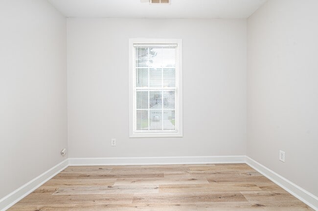 Building Photo - 614 Walnut Dr