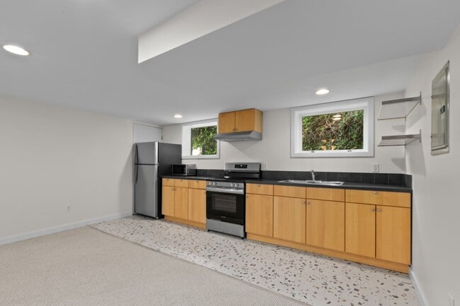 Building Photo - 1Bd/1Ba Seattle Duplex
