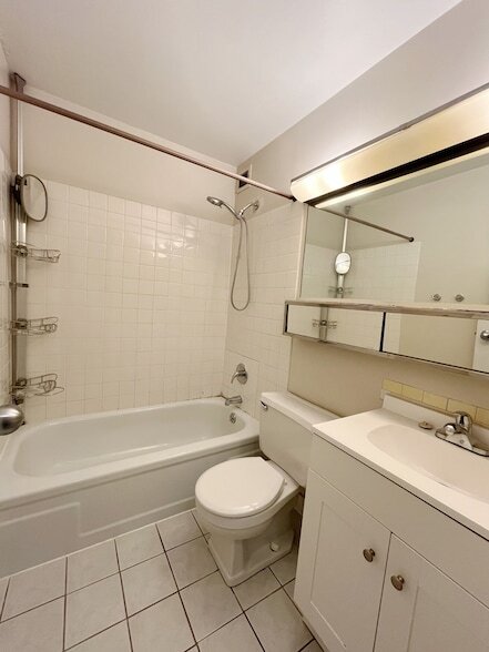 Building Photo - 4343 N Clarendon Ave