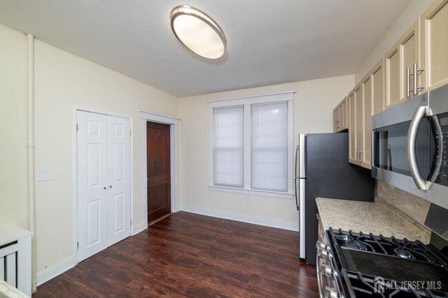 Building Photo - 684 Amboy Ave