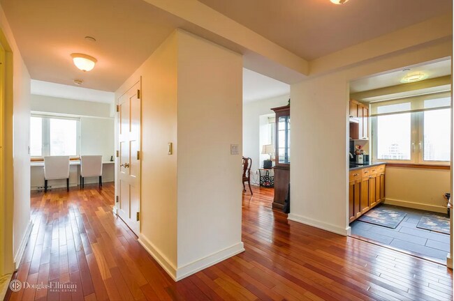 Building Photo - 425 5th Ave