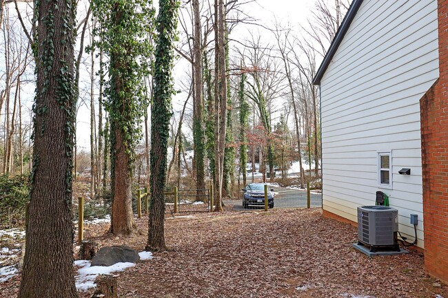 Building Photo - Updated Duplex Close To The Shops at Stone...