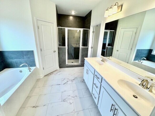 Building Photo - Now Leasing a 5-Bedroom 3 Bath Home In Oakland
