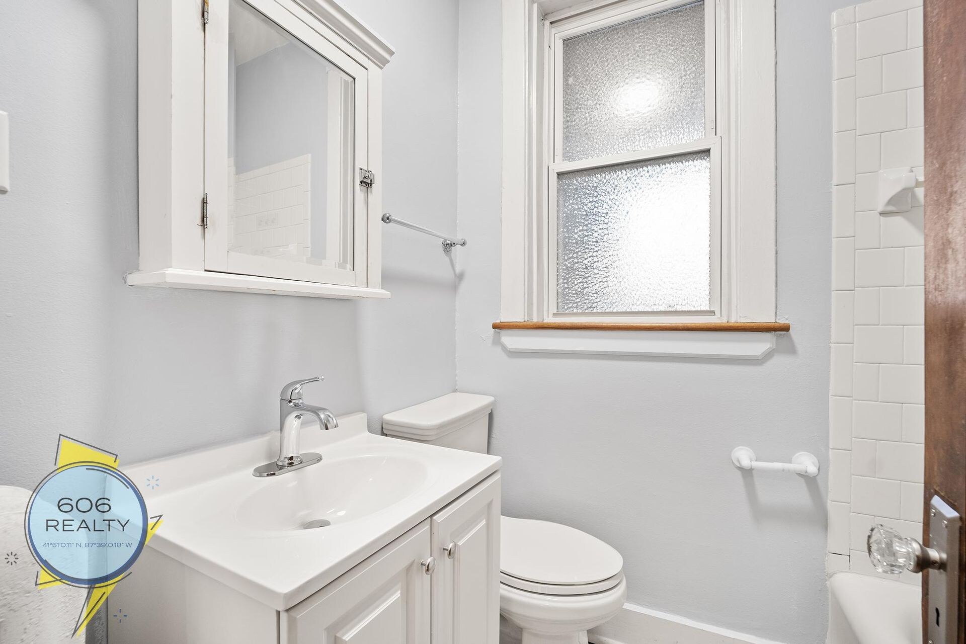 Building Photo - 824 W Roscoe St