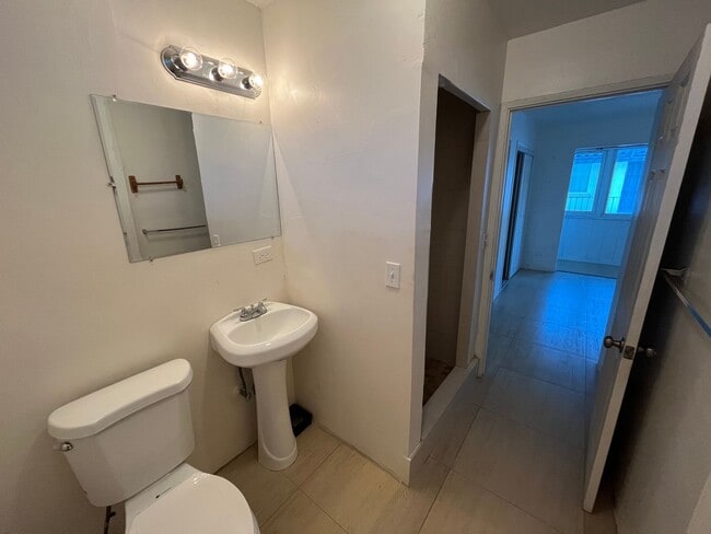 Building Photo - Waikiki: 1 Bed, 1 Bath/Studio for Rent