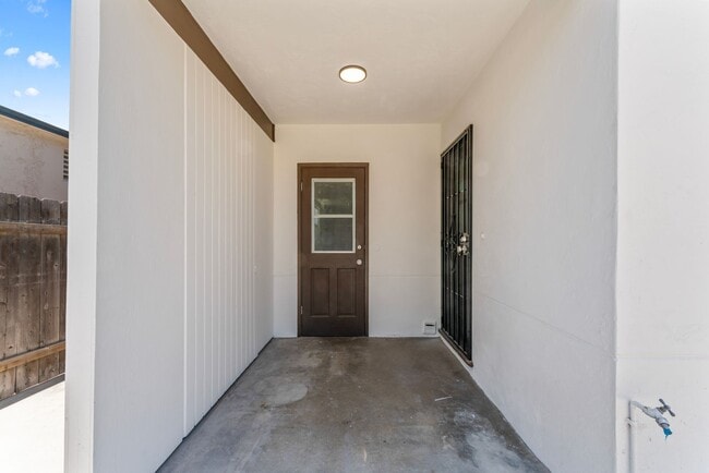 Building Photo - Nicely Remodeled 3 Bed 2 Bath in West Chul...