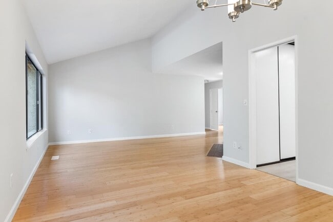 Building Photo - 922 Jungfrau Ct