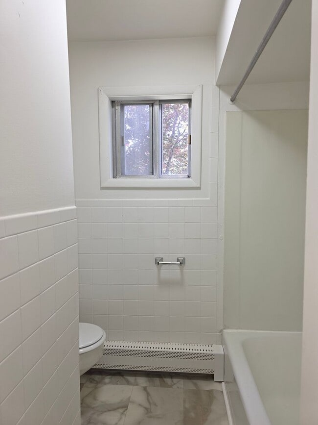 Building Photo - 2 bedroom upper