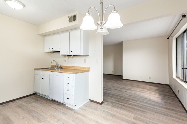 Building Photo - 1301 Springfield Dr