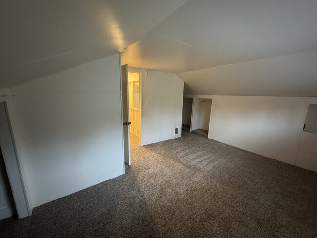 Building Photo - 3 Bedroom Home in SW Portland