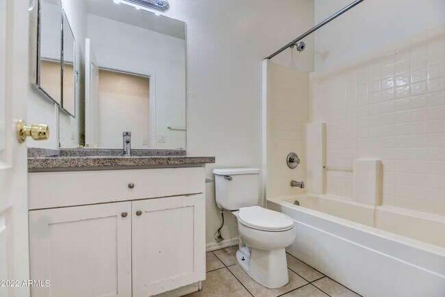 Building Photo - 753 E Saddle Dr