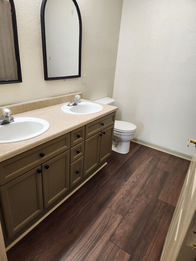 Building Photo - Beautiful condo in highly desired area of ...