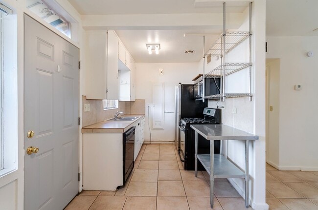 Building Photo - Private Home Steps away from U of A Campus!