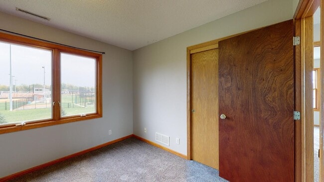 Building Photo - 2504 Somerset Dr