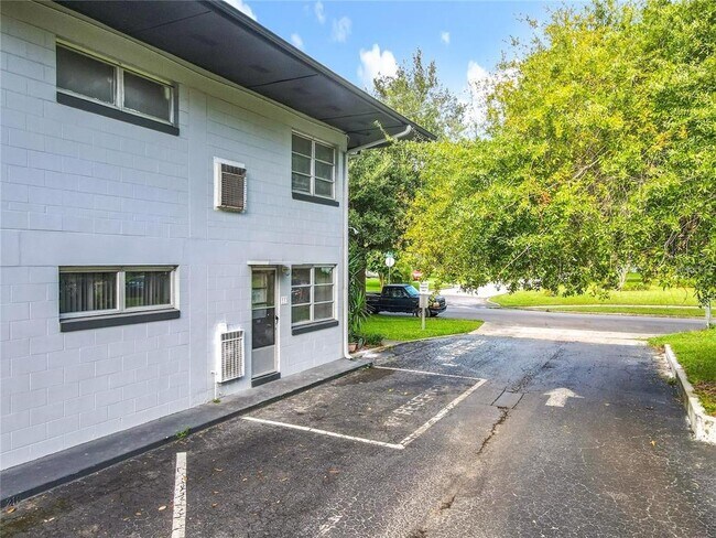 Building Photo - 825 N Primrose Dr
