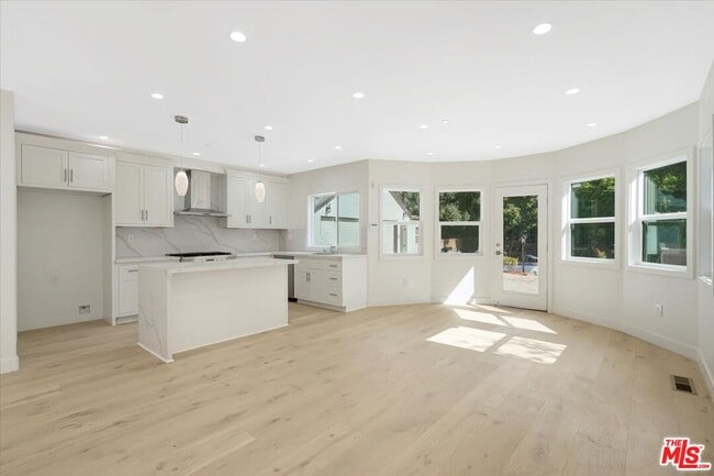 Building Photo - 1928 Montecito Dr