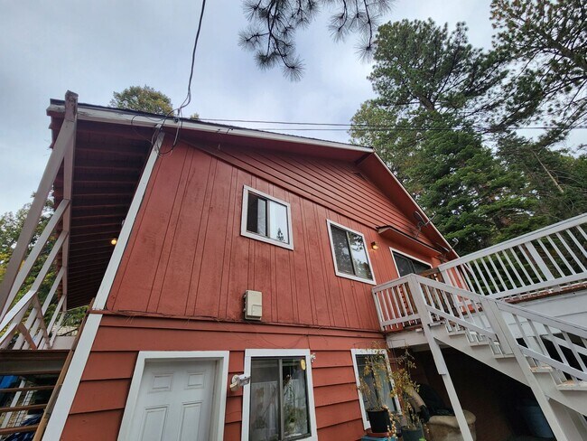 Building Photo - 221 - Steelhead Ave Duplex