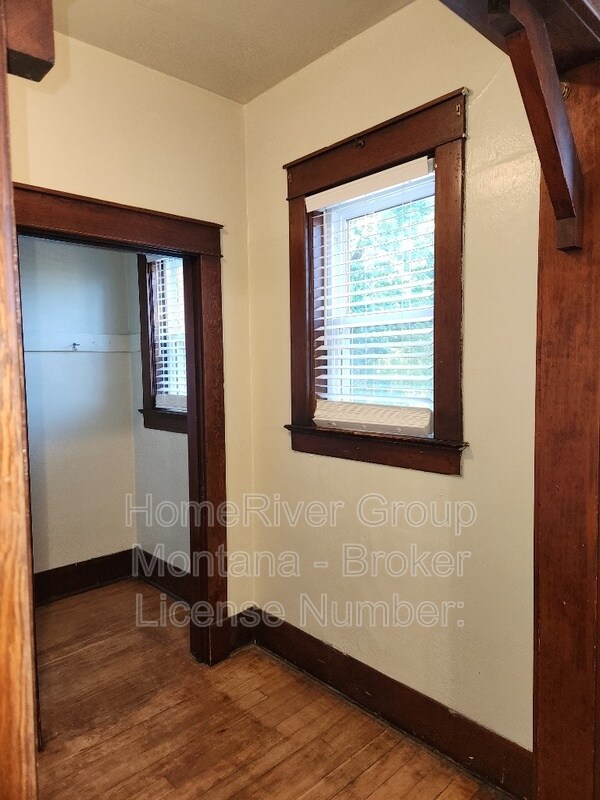 Building Photo - 542 S 3rd St W