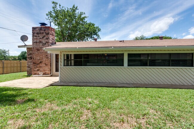 Building Photo - COMING SOON - FANTASTIC NORTH BEDFORD LOCATION