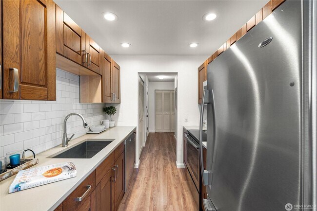 Building Photo - 2550 Thorndyke Ave W