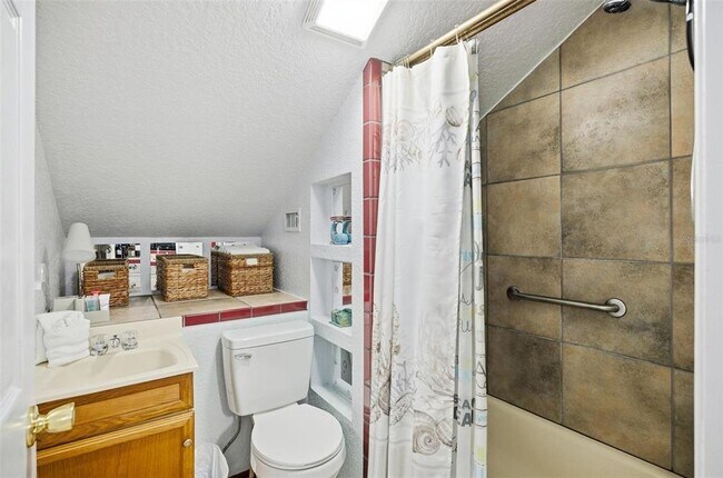 Building Photo - 305 N 6th St