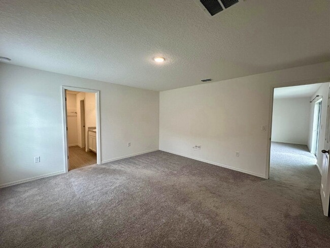 Building Photo - Large Family Home