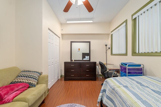 Building Photo - 2515 SW 35th Pl