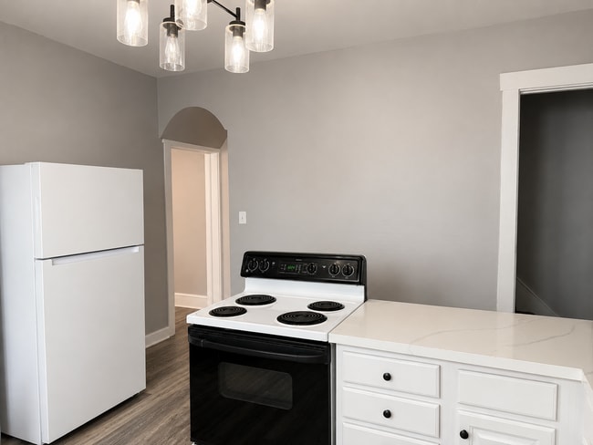 Building Photo - Modern 2 bedroom End-of-Row Townhome in Rothsville - w/ Garage & In Unit Laundry!