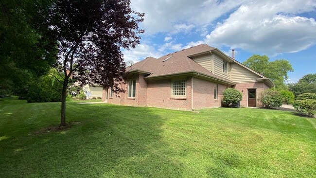Building Photo - 5665 Stone Lake Dr