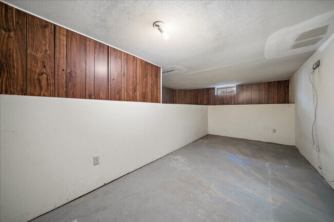 Building Photo - Beautiful 3 Bedroom Victorian Home, With B...