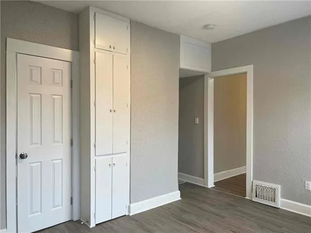 Building Photo - 242 N Valley St