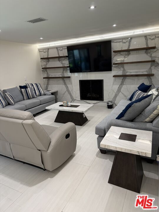 Building Photo - 7627 Encino Ave