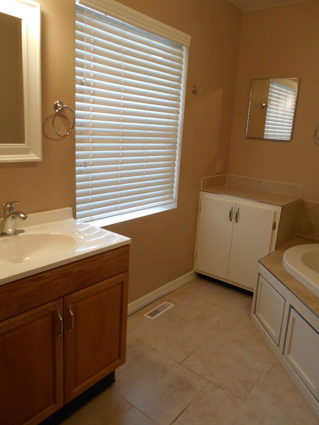 Building Photo - 3BR/2BA home.