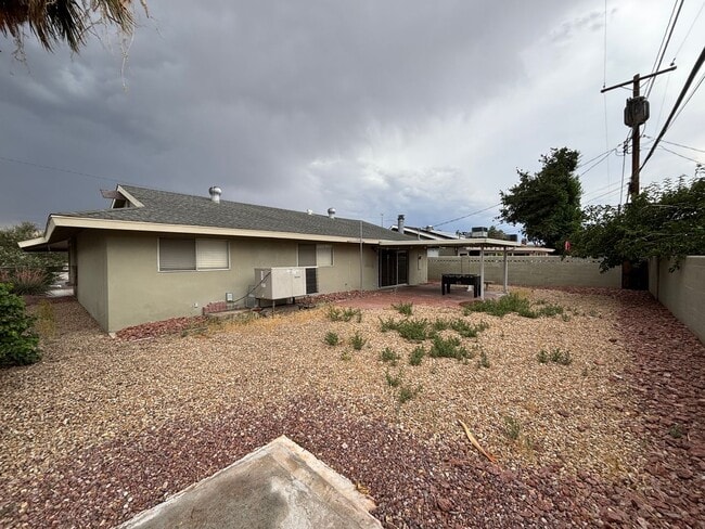 Building Photo - Beautiful single story 3BR/2BA home locate...
