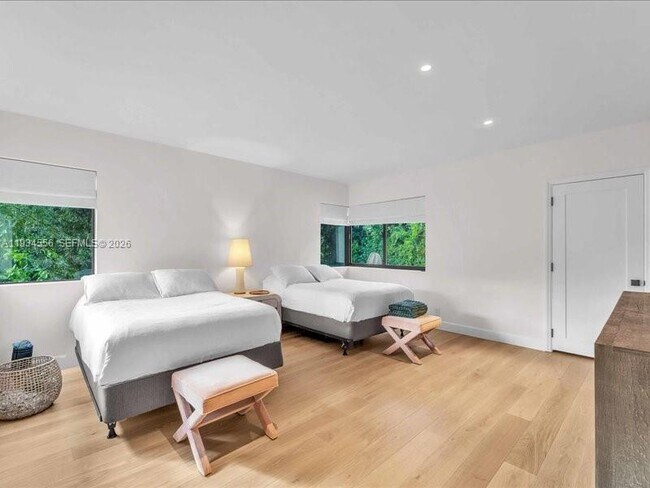 Building Photo - 920 W 47th Ct