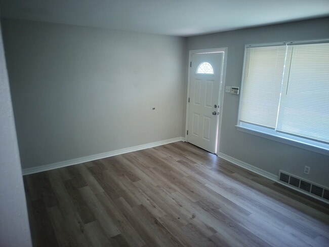 Building Photo - 811 Bella Ln