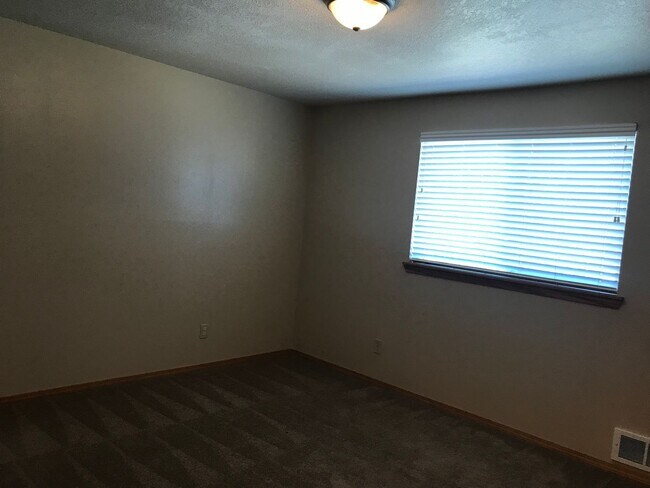 Building Photo - Single level home in NE Bend with huge yard!