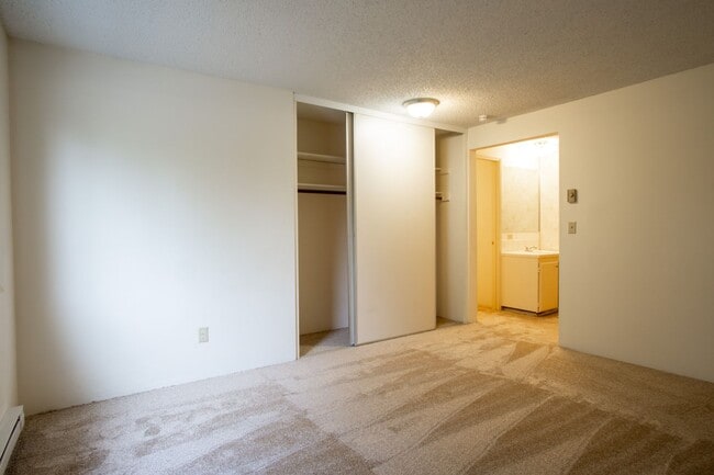 Building Photo - FREE RENT: Garden-Level 2 Bed 2 Bath with ...