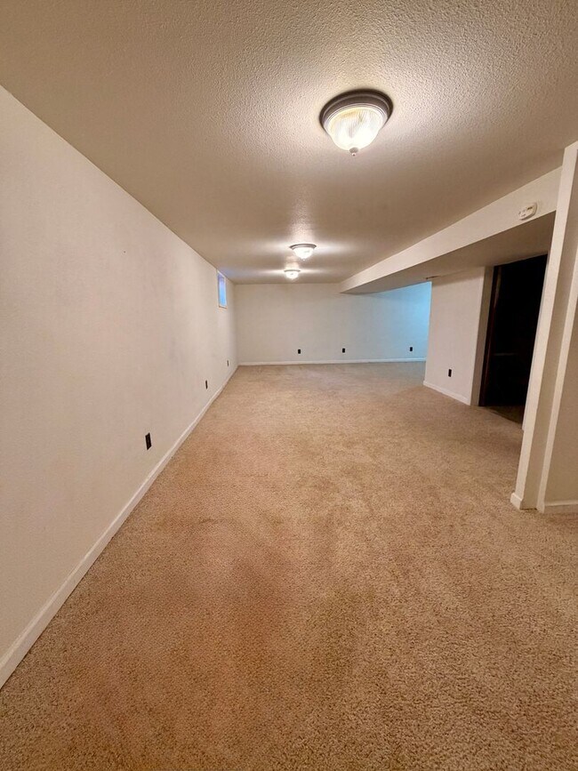 Building Photo - Amazing 3bed/2 bath with finished basement.