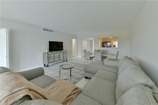 Building Photo - 2751 N Palm Aire Dr