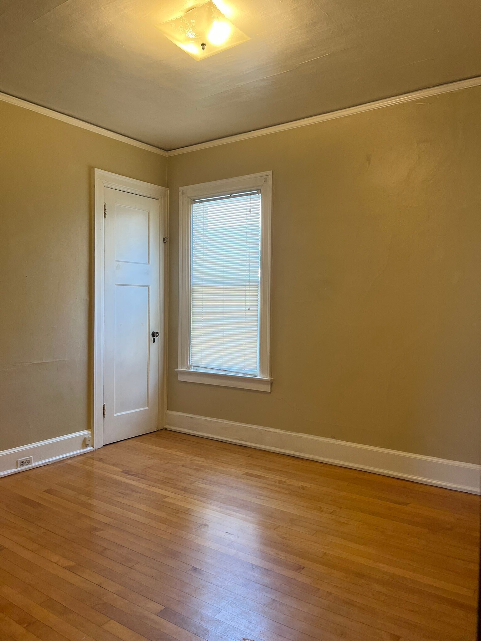 Building Photo - 3220 N Oakland Ave