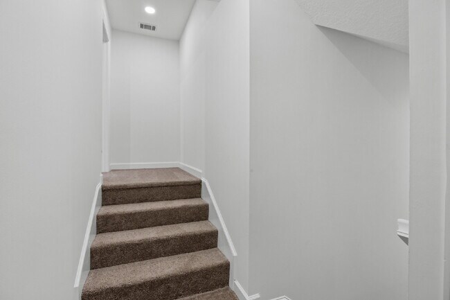 Building Photo - Large townhome in the Desirable Southbridge Community