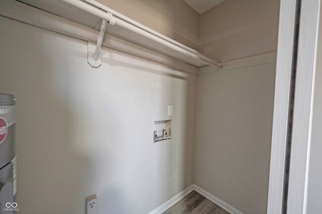 Building Photo - 570 US-52